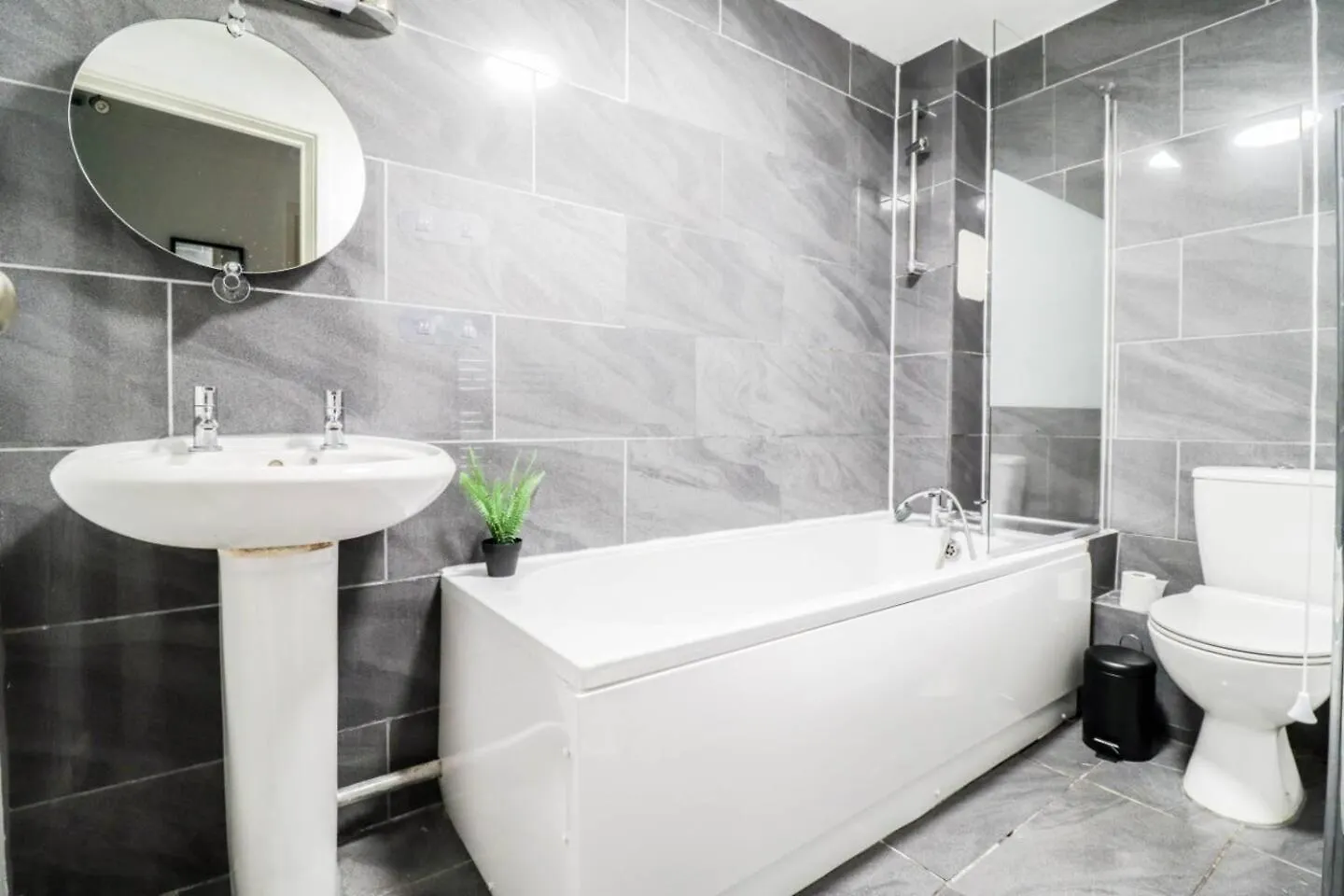 Modern 2Br Flat In Bentley House Apartment London